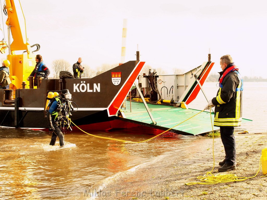 Bergung PKW im Rhein Hitdorfer Fähre P189485.JPG